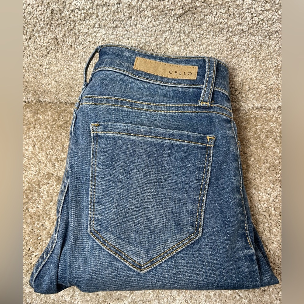 Cello Women’s Fray Bottom Blue Jeans Size 3